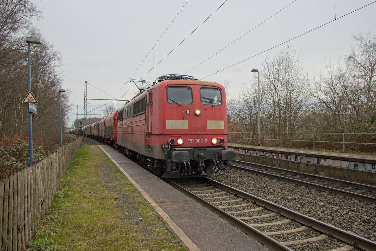 151 002-3 der Railpool zieht einen gemischten Güterzug durch Bochum-Riemke (29.12.2021)