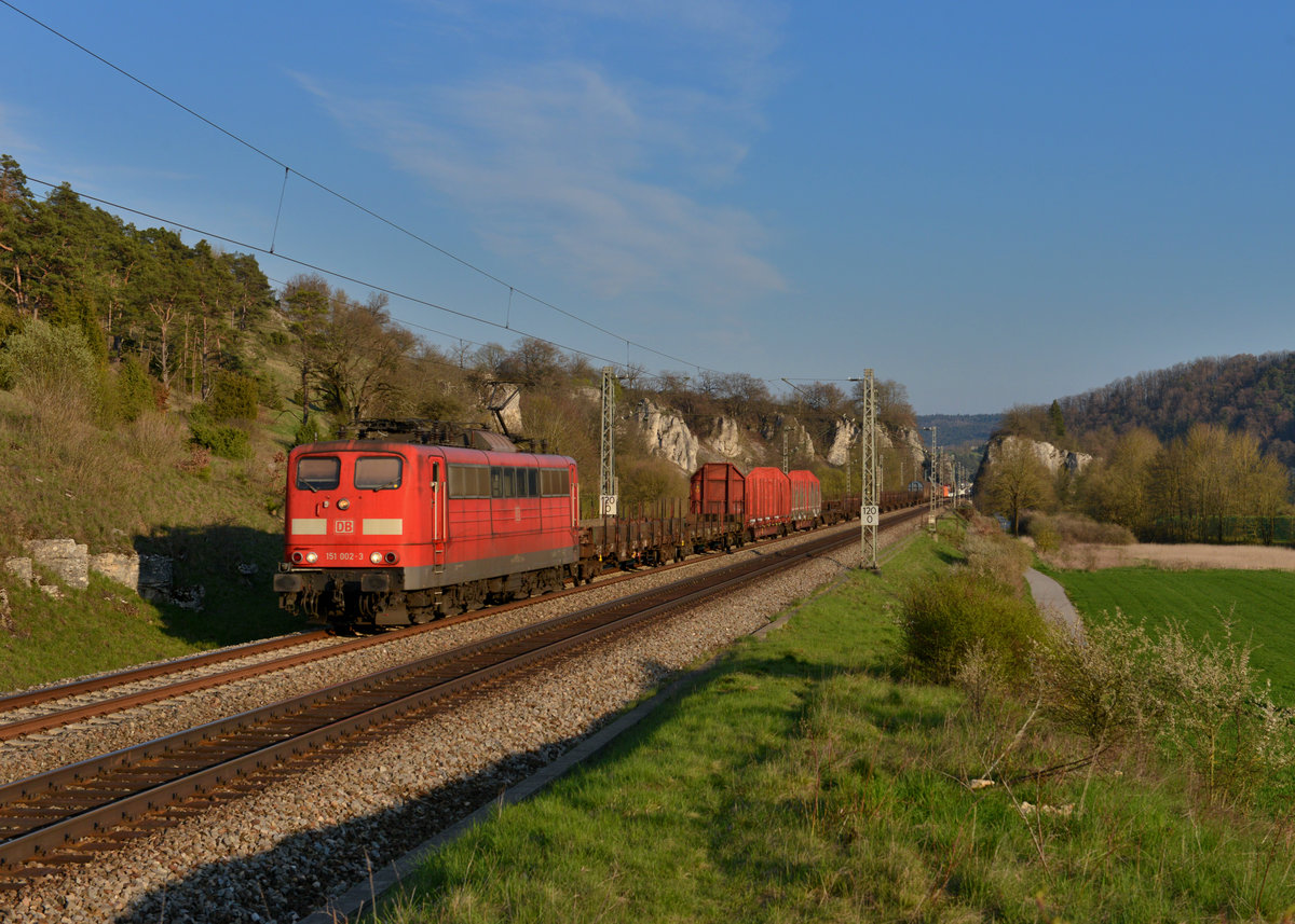 151 002 mit einem Güterzug am 11.04.2016 bei Hagenacker. 