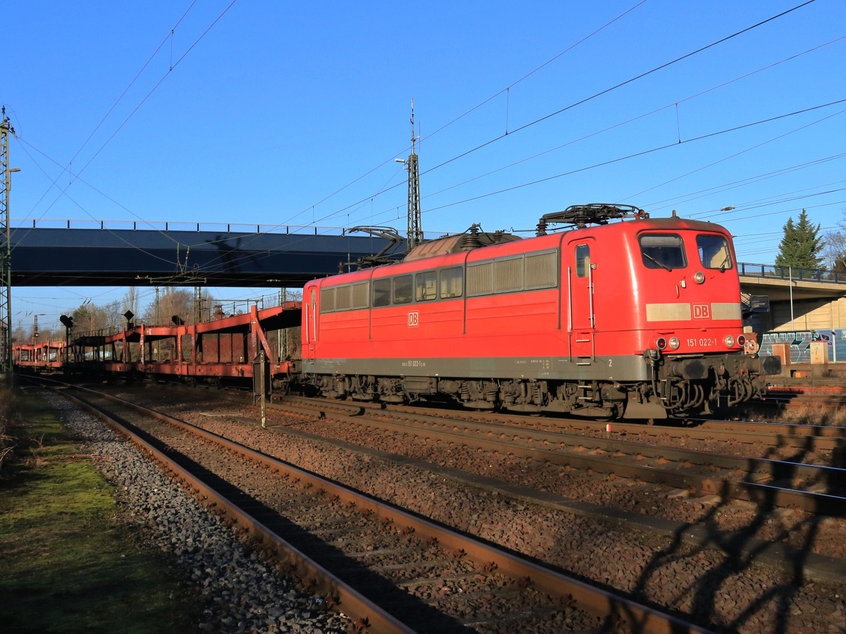 151 0022-1 (NVR: 91 80 6 151 022-1 D-DB) am 29.12.2016 mit leeren Autotransportwagen in Seelze einfahrend...<P>
Weitere Bilder zum Thema Bahnfotografie gibt es auf meiner Site unter:<br> 
<a href= http://www.ralf-bueker.de/Ralf's Eisenbahnbilder.htm target= _blank >Ralf's Eisenbahnbilder