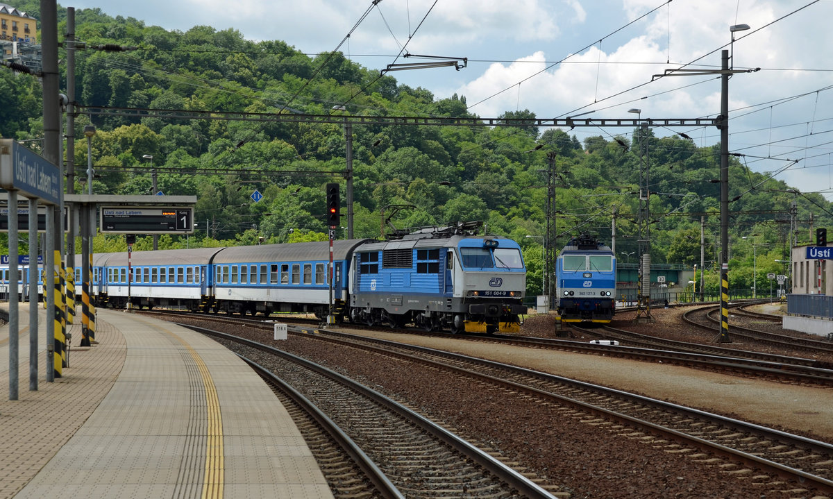 151 004 brachte am 14.06.16 den R 610 von Prag nach Usti nad Labem, wo sie diesen an die bereits wartende 362 127 übergeben wird, welche ihn weiter nach Cheb befördern wird. 