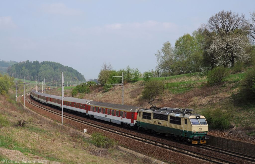 151 006 mit Ex 121  Košičan  von Praha hl.n. nach Košice am 30.04.2013 bei Česká Třebová