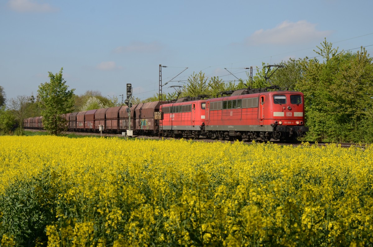 151 006 und eine weitere 151er mit einem Gterzug. Augenommen im Mai 2013 zwischen Nordbgge und Kamen