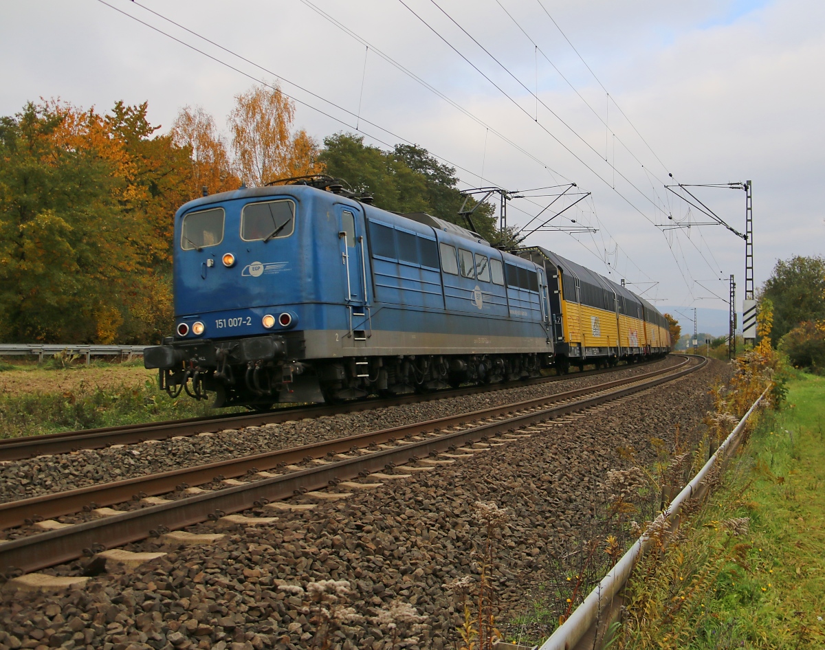 151 007-2 der EGP mit geschlossenen ARS-Autotransportwagen in Fahrtrichtung Süden. Aufgenommen am 24.10.2015 in Wehretal-Reichensachsen.