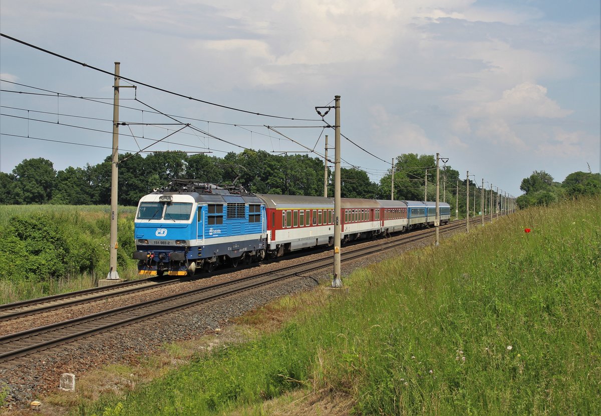 151 007-2 zusehen am 13.06.20 mit EX 142 in Pardubice Opočínek.