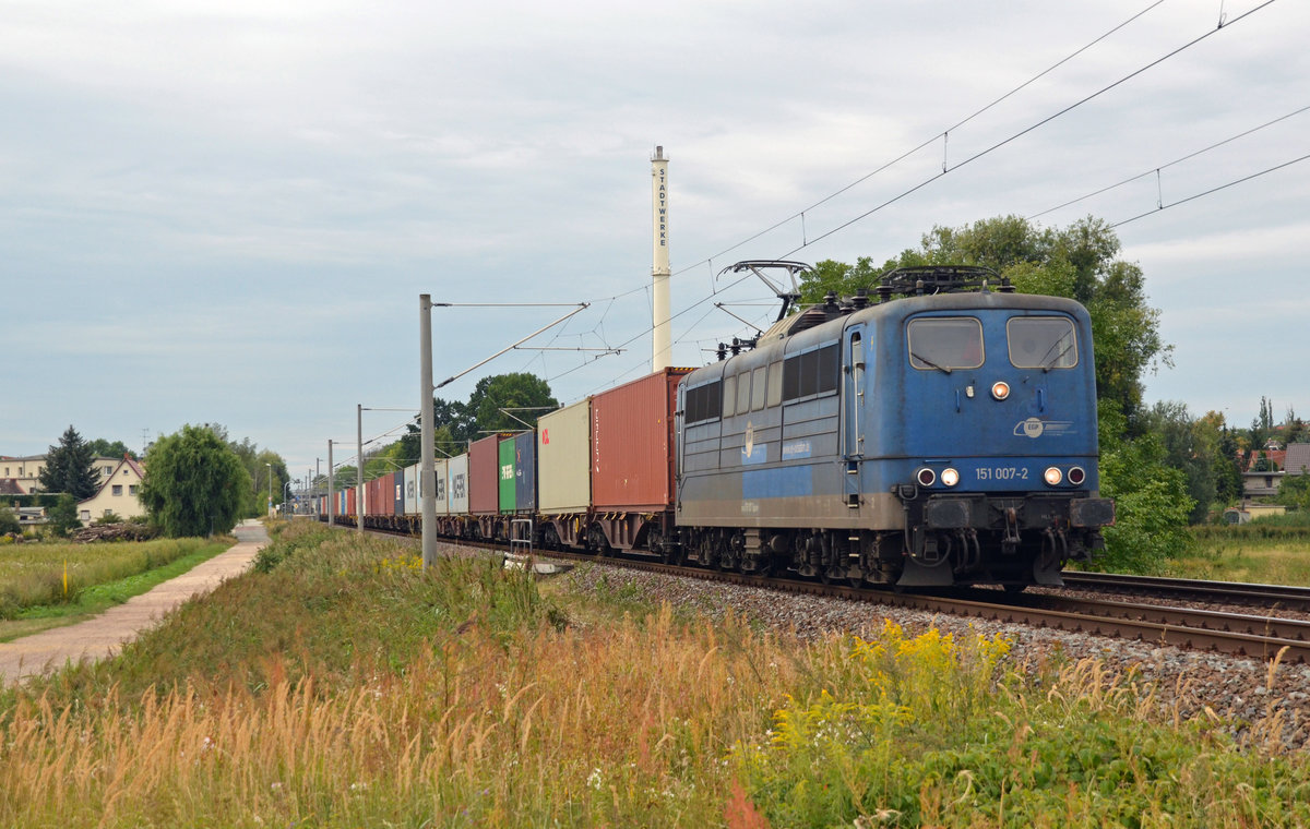 151 007 der EGP führte am 17.08.19 einen Containerzug durch Jeßnitz Richtung Dessau.