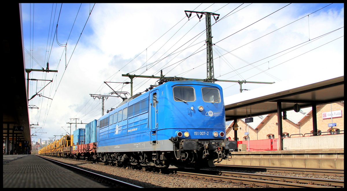 151 007 der EGP mit Bauzug am 24.04.16 in Fulda