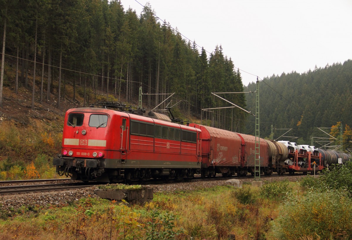 151 008-0 DB Schenker schiebt einen Güterzug über die Frankenwaldrampe bei Förtschendorf am 09.10.2015.