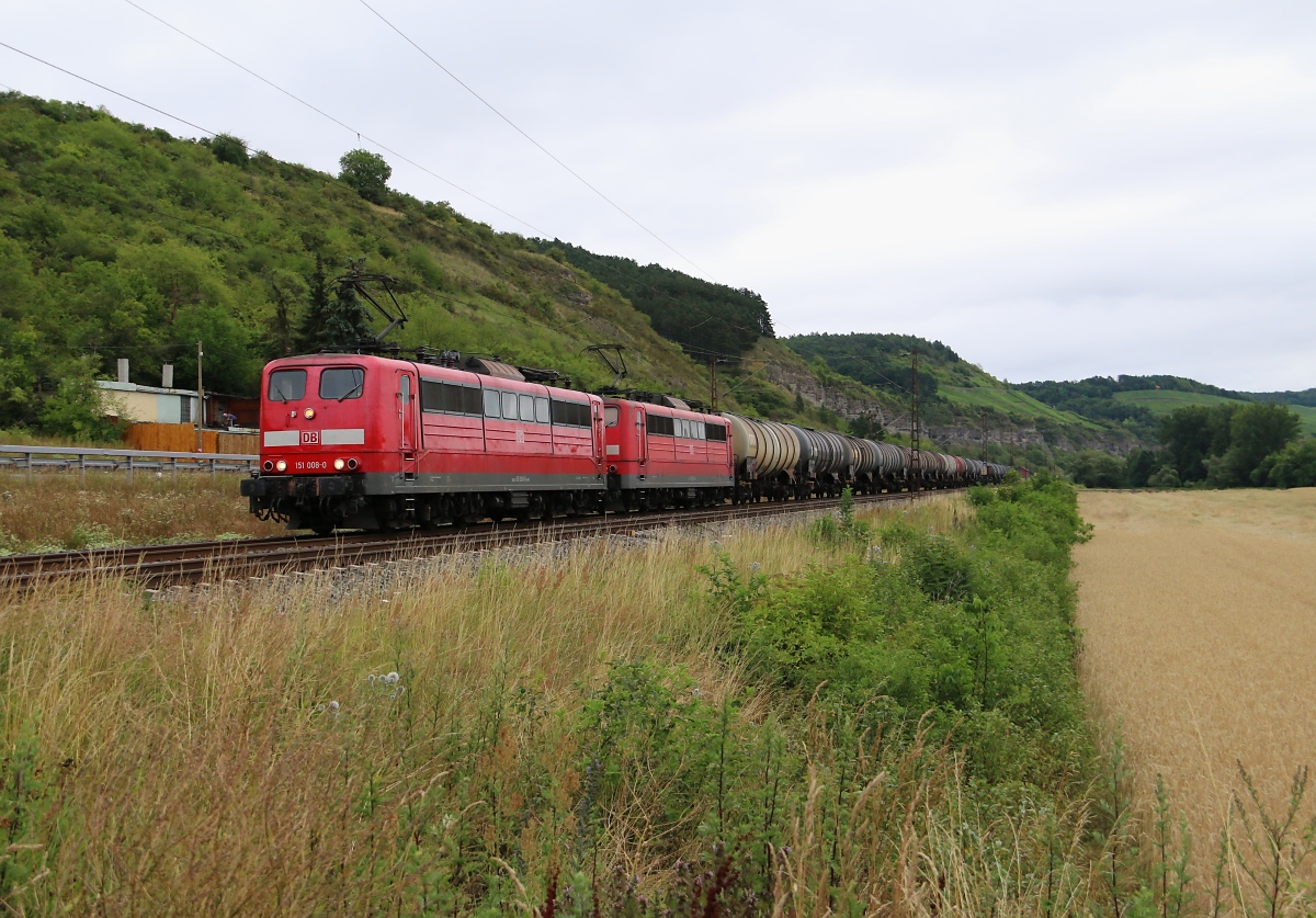 151 008-0 in Doppeltraktion mit 151 125-3 und Kesselwagenzug in Fahrtrichtung Norden. Aufgenommen am 10.07.2014 bei Karlstadt.