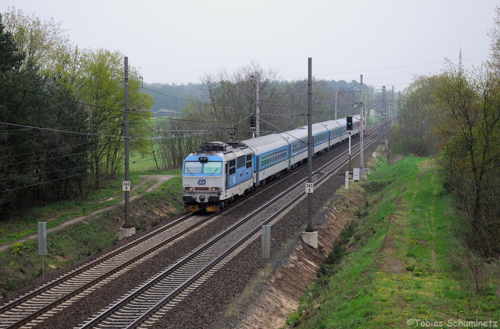 151 008 mit Ex148  Leoš Janáček  von Žilina nach Praha hl.n. am 29.04.2013 bei Kolín