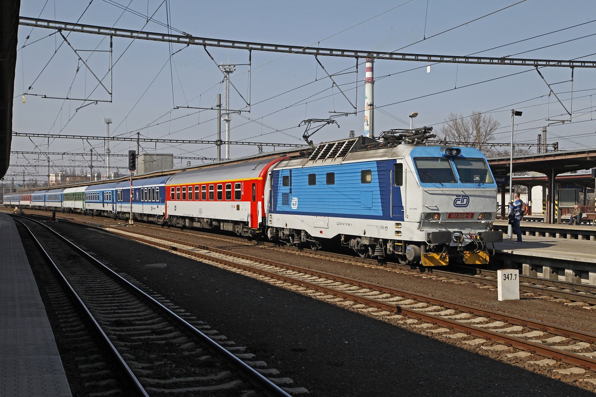 151 008 steht am 14.03.2014 mit einem bunten Schnellzug im Bahnhof Kolin.