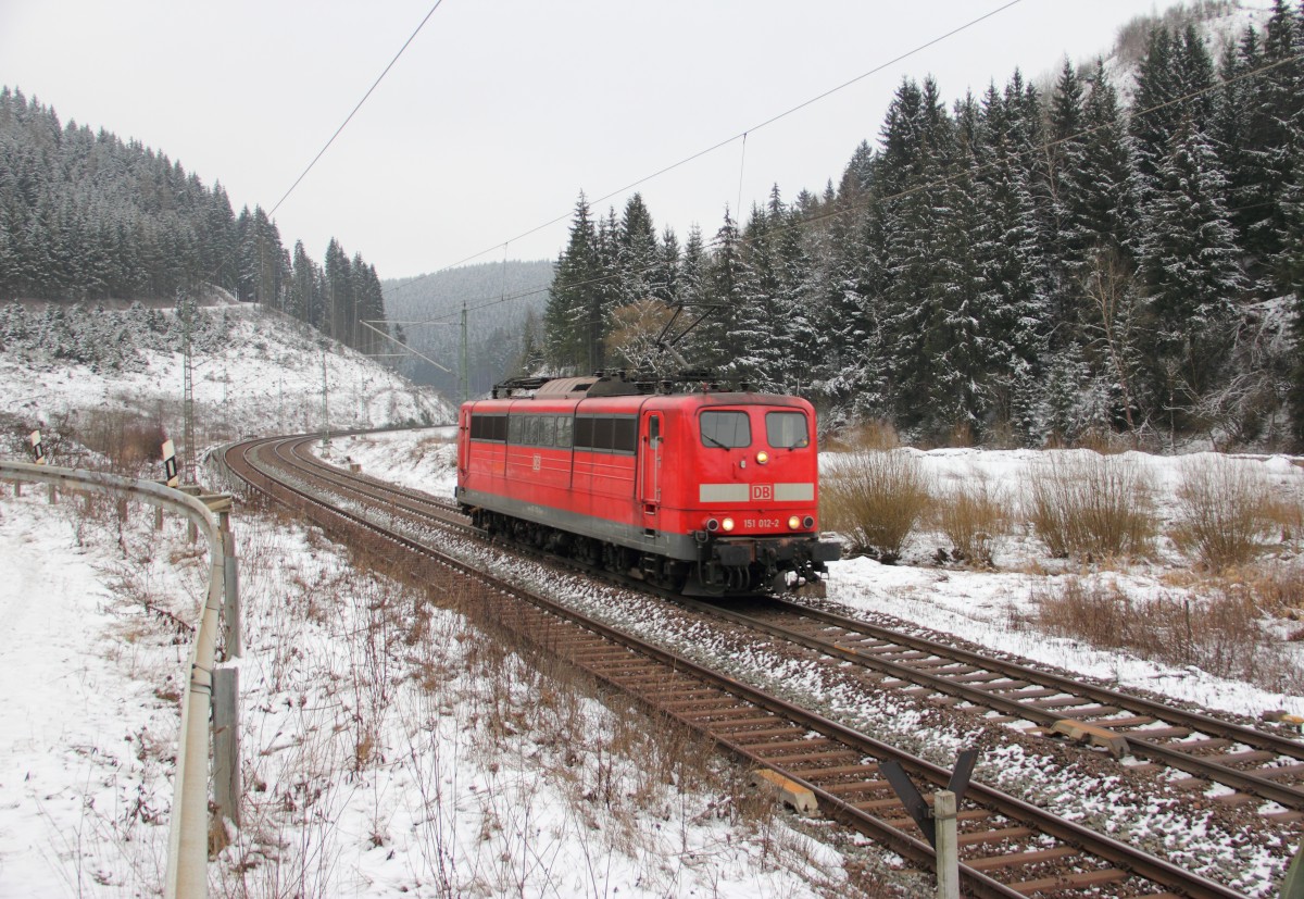 151 012-2 DB Schenker fhrt talwrts ber die Frankenwaldrampe bei Steinbach am 23.01.2015.