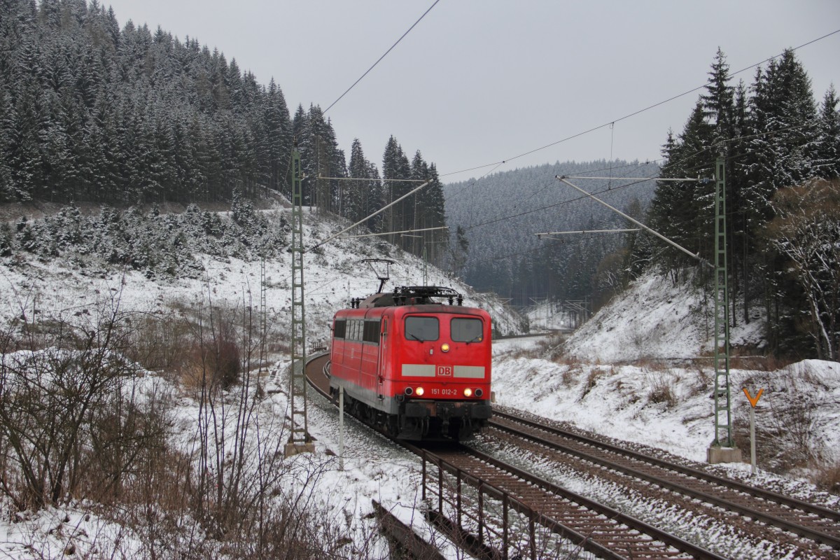 151 012-2 DB Schenker fhrt talwrts ber die Frankenwaldrampe bei Steinbach am 24.01.2015.