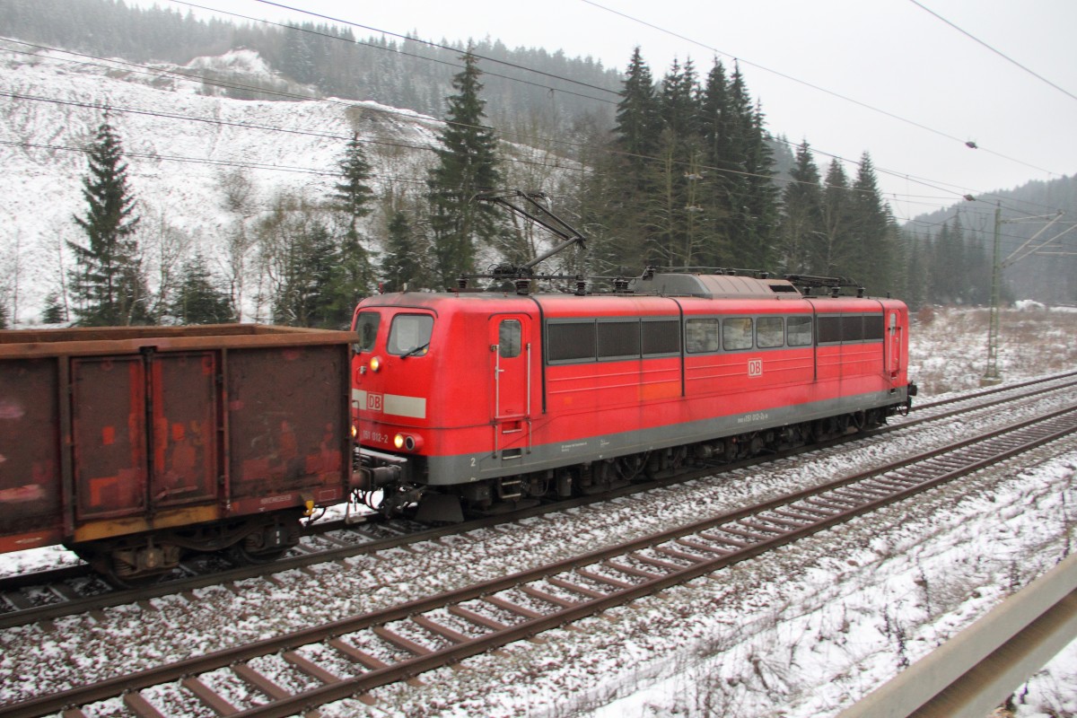 151 012-2 DB Schenker Rail schiebt einen Gterzug ber die Frankenwaldrampe bei Steinbach am 24.01.2015.