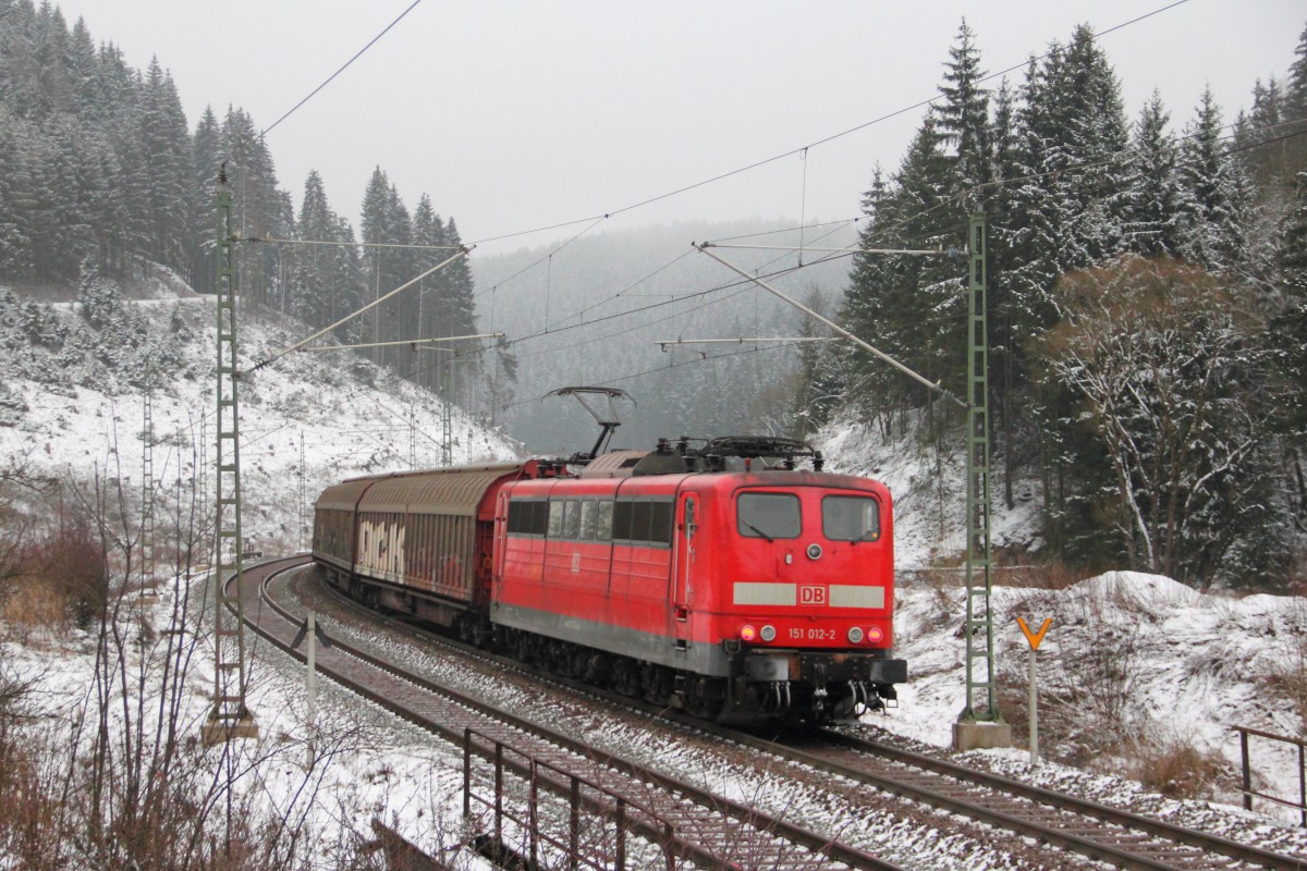 151 012-2 DB Schenker schiebt einen Gterzug ber die Frankenwaldrampe bei Steinbach am 23.01.2015.