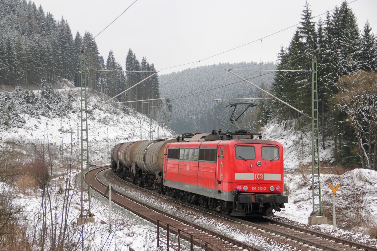 151 012-2 DB Schenker schiebt einen Gterzug ber die Frankenwaldrampe bei Steinbach am 24.01.2015.