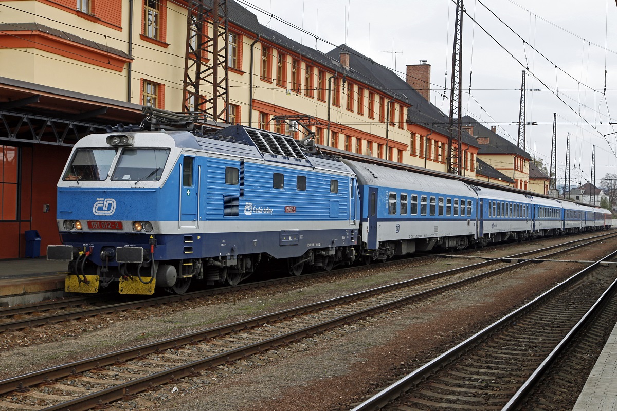 151 012 mit Reisezug in Ceska Trebova am 23.10.2013.