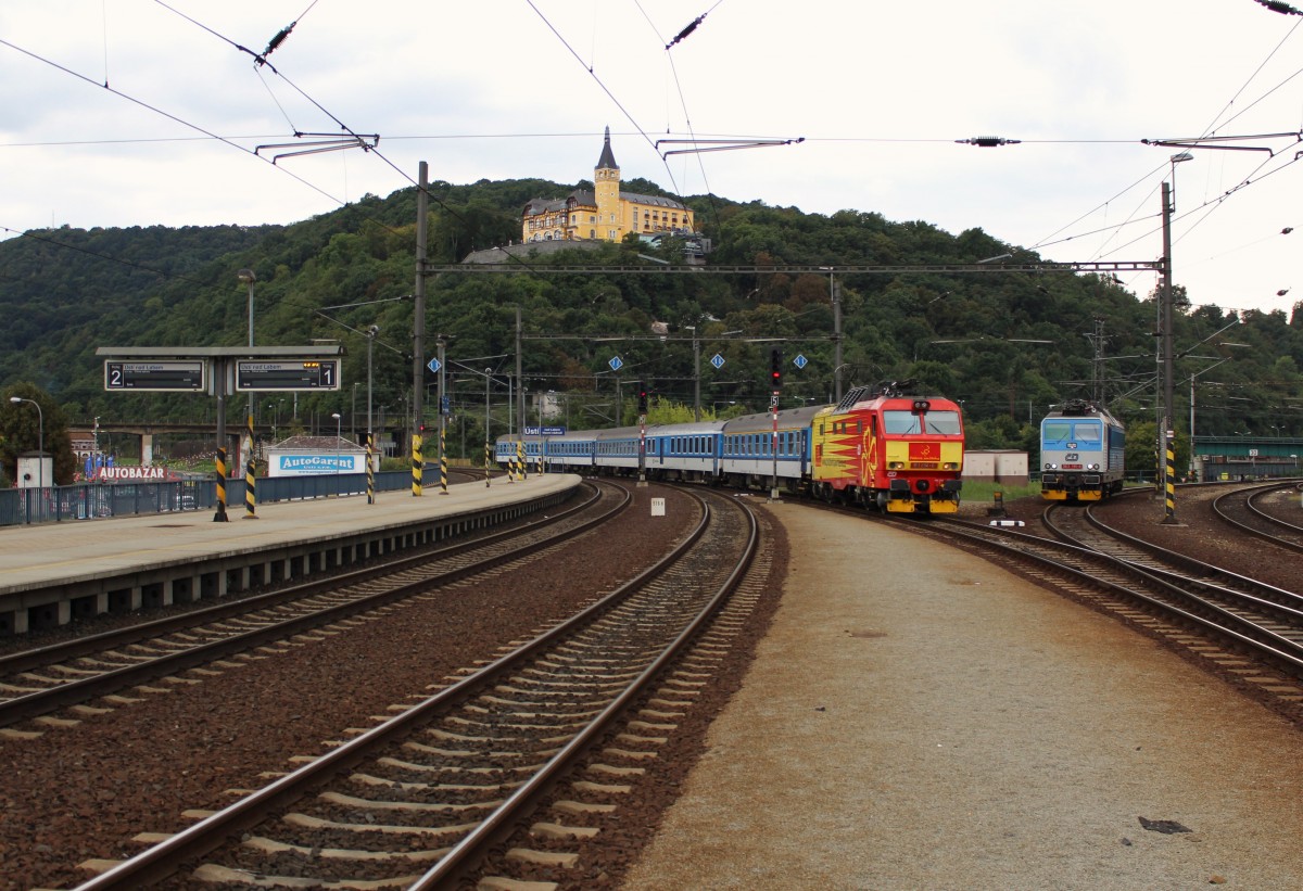 151 014-8 bei der Einfahrt in Ústí nad Labem am 24.08.14. Daneben steht 362 115-8 die den Zug dann nach Cheb bringt. Foto vom Bahnsteig!