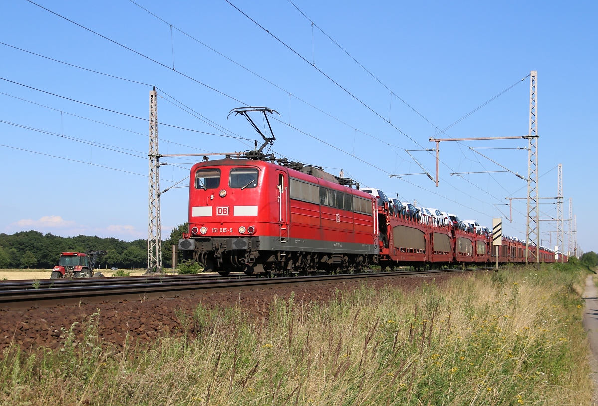151 015-5 mit Autotransportzug in Fahrtrichtung Wunstorf. Aufgenommen bei Dedensen-Gümmer am 23.07.2014.