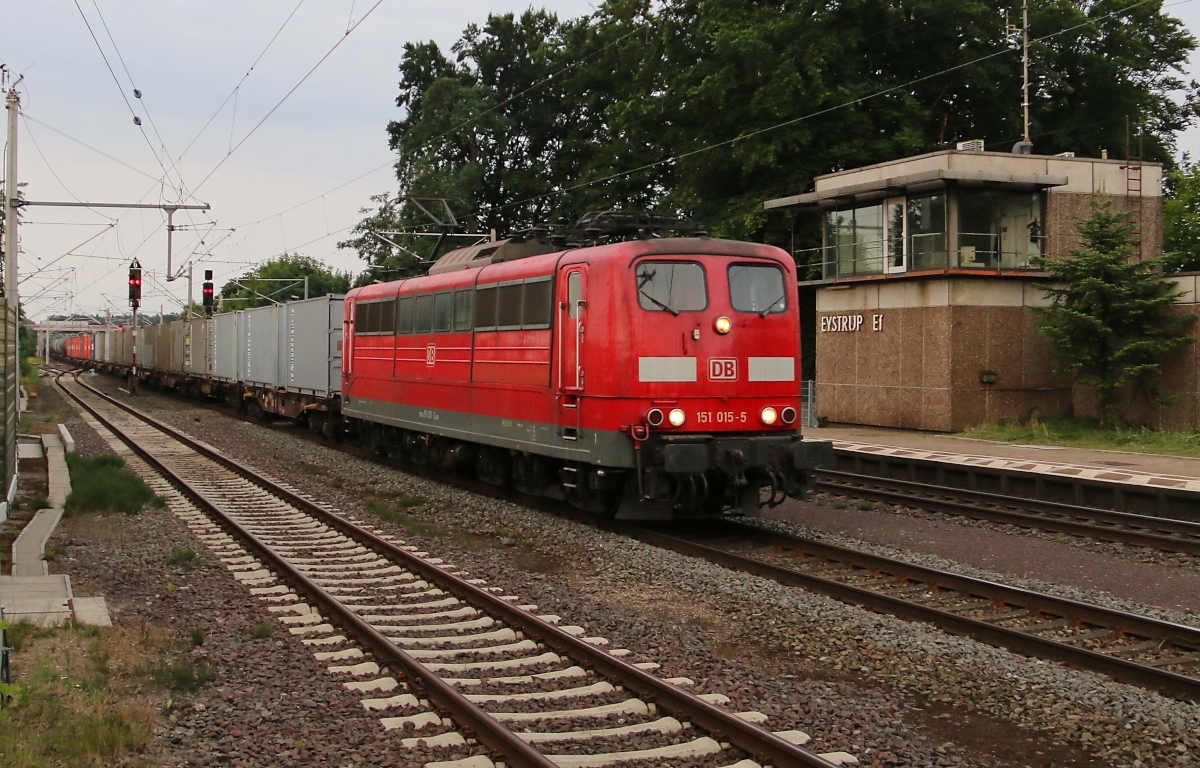 151 015-5 mit Containerzug in Fahrtrichtung Verden(Aller). Aufgenommen in Eystrup am 24.07.2015