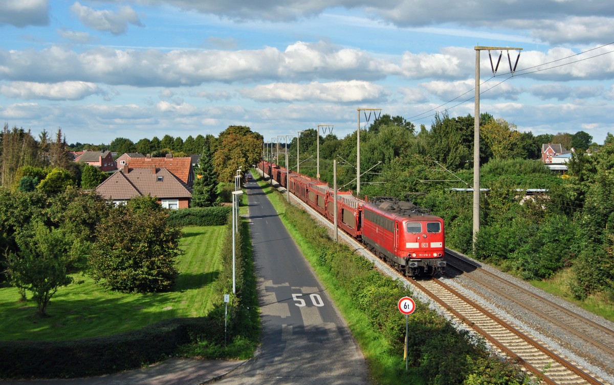 151 016-3 fuhr am 29.09.2015 mit einem leeren Autozug von Emden nach Osnabrück, hier in Leer.