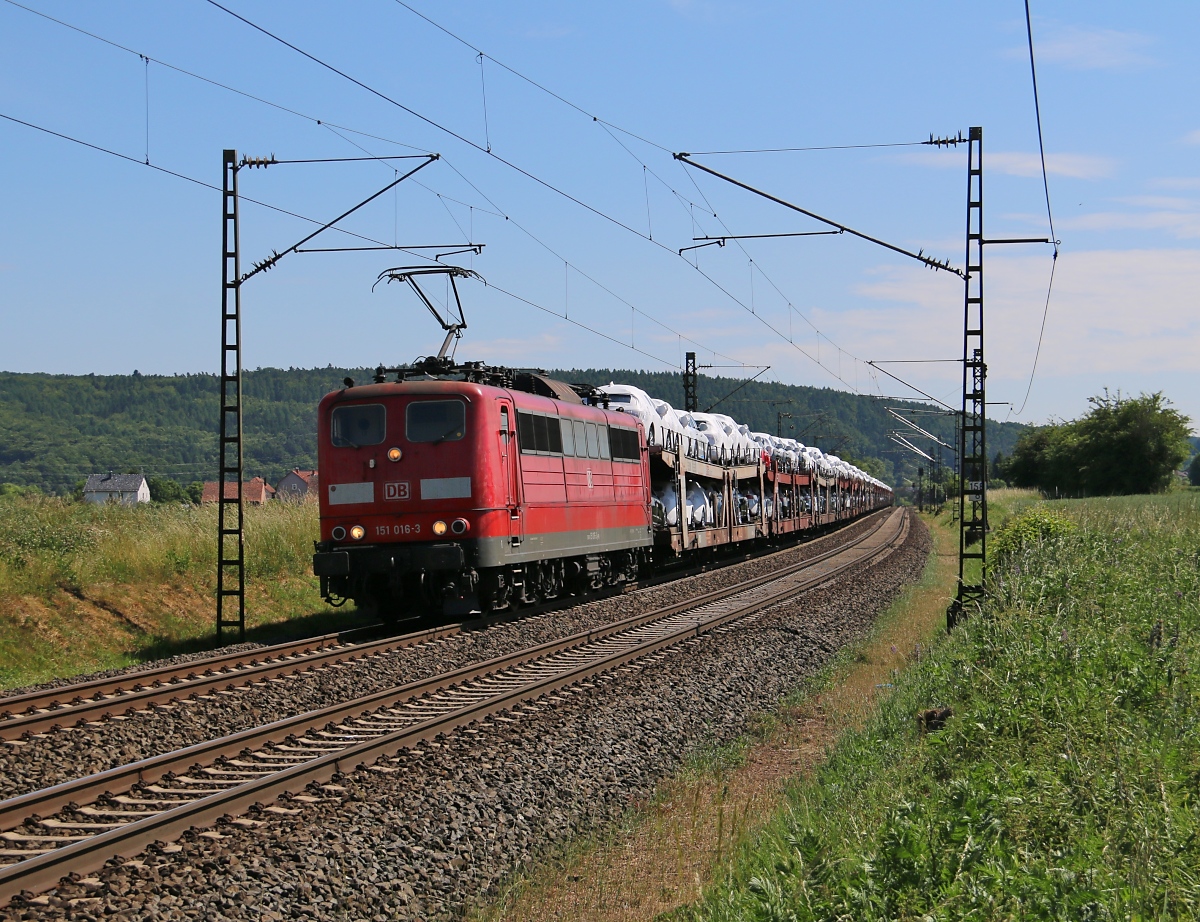 151 016-3 mit Autotransportzug in Fahrtrichtung Norden. Aufgenommen am 14.06.2015 zwischen Ludwigsau-Friedlos und Mecklar.