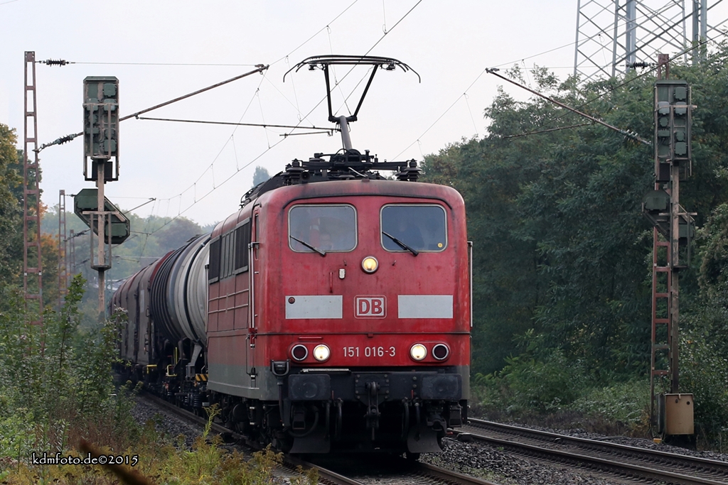151 016-3 mit gemischtem GZ in Wanne-Unser-Fritz. 13.10.2015
