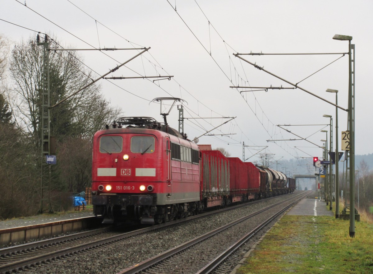 151 016-3 zieht am 17.Januar 2015 einen gemischten Gterzug durch Gundelsdorf in Richtung Saalfeld.
