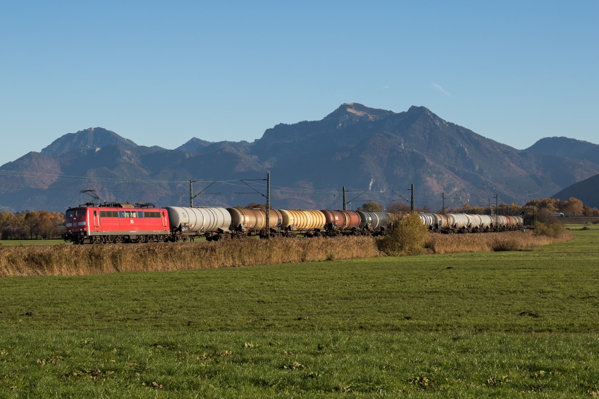 151 016 fährt am 2. November 2015 mit einigen Kesselwagen an Weisham vorbei.