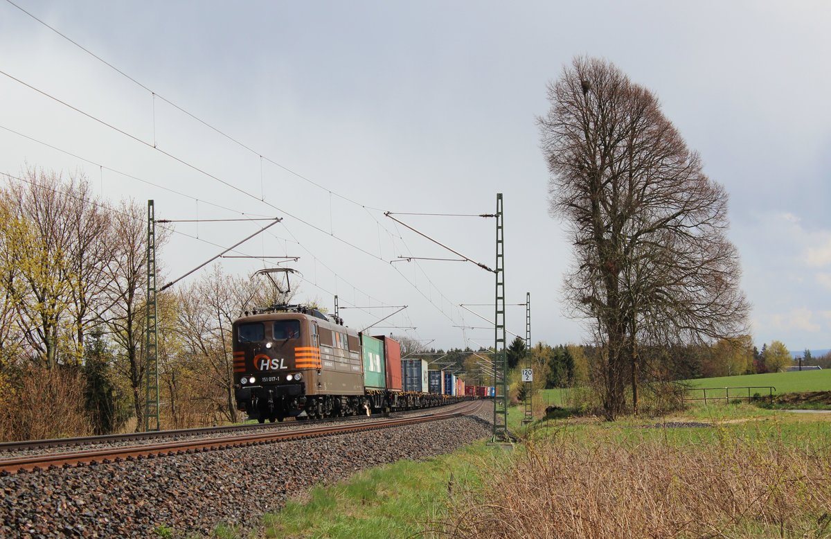 151 017-1 (HSL) hier am 28.04.16 mit einem Containerzug an der Schöpsdrehe (bei Plauen) nach Hof.