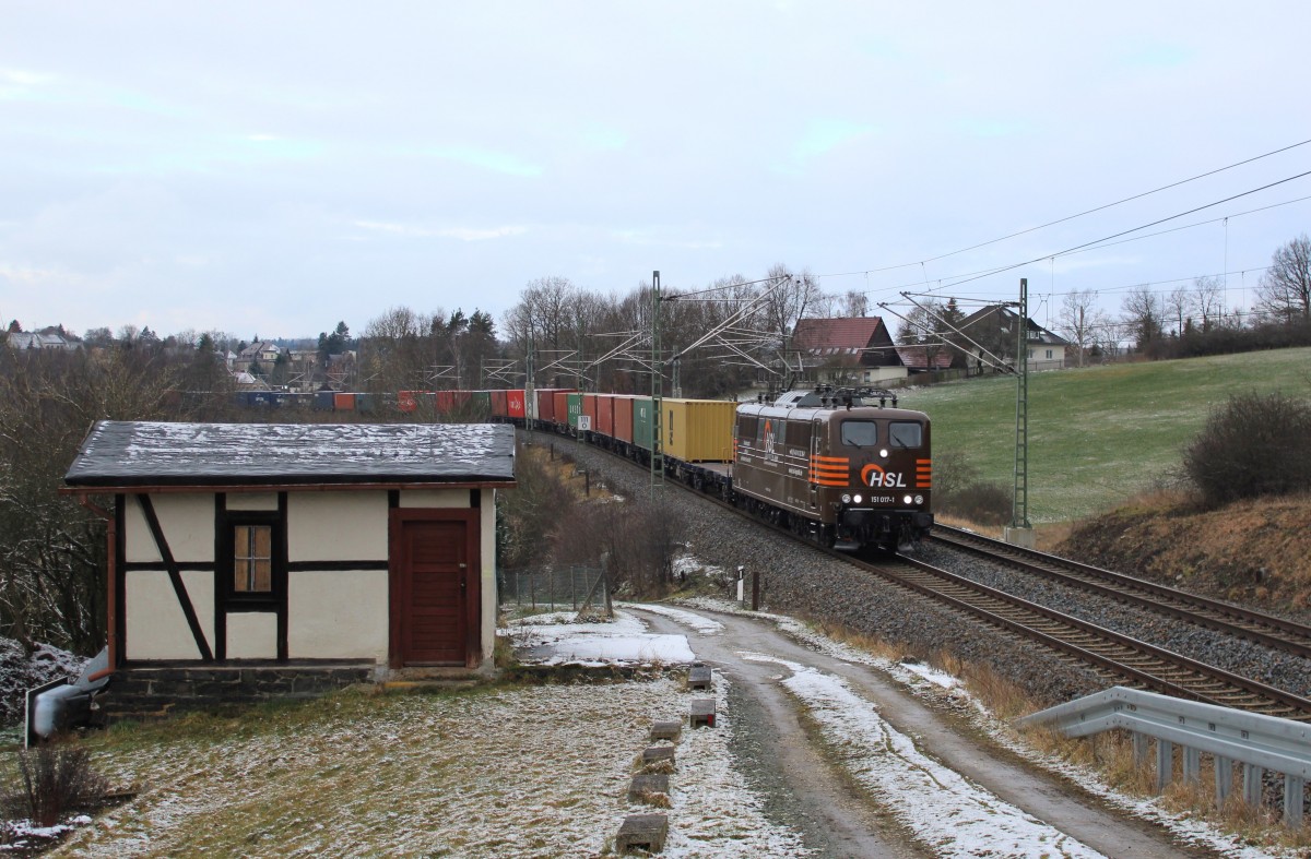 151 017-1 (HSL) zu sehen am 16.01.16 in Jößnitz mit dem Container von Hof nach Hamburg.