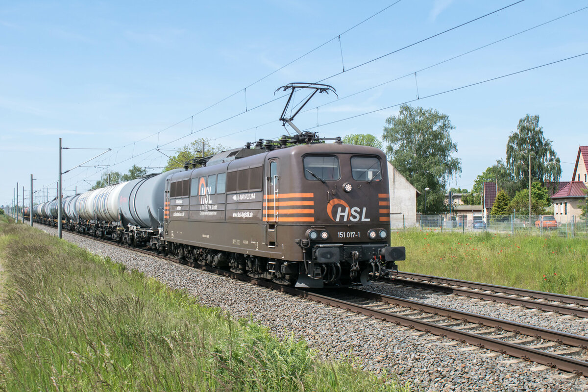 151 017-7 mit einen Kesselzug bei Braschwitz am 01.06.2021 unterwegs.