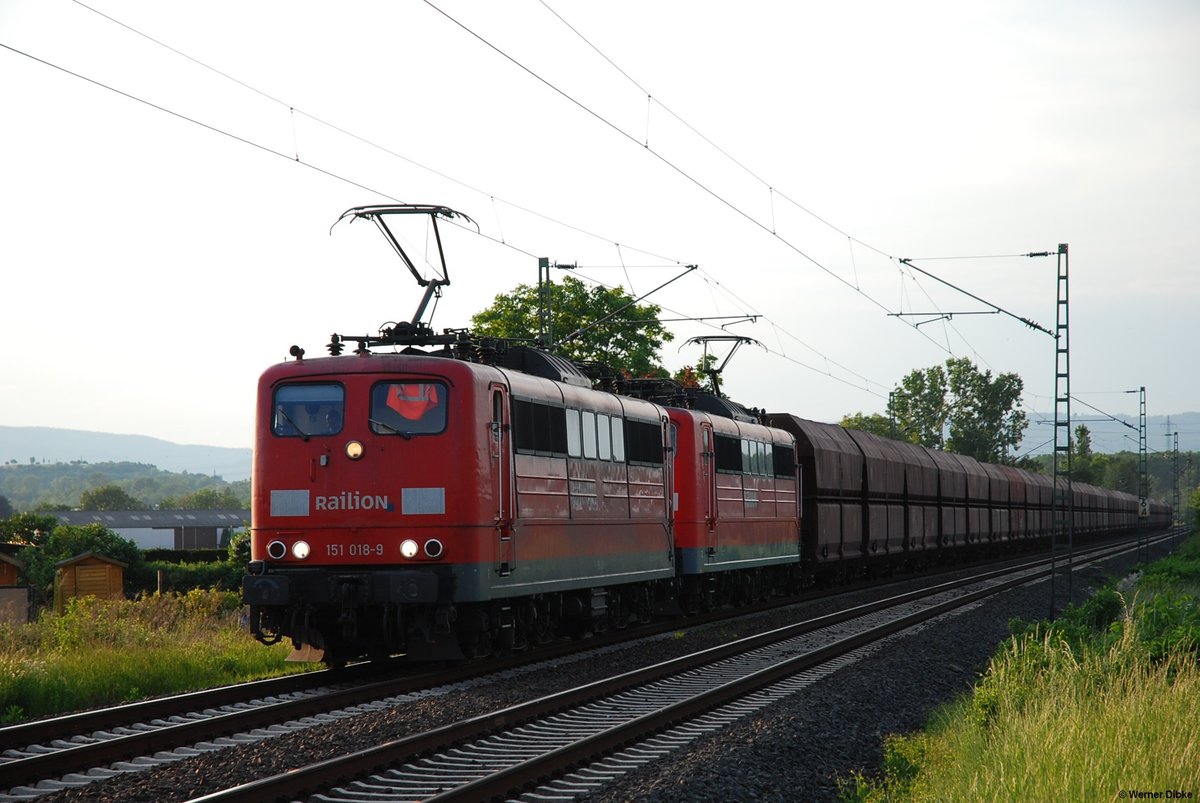 151 018 + Schwestermaschine vor Erz-Ganzzug auf der Güterumgehungsbahn bei Mainz-Kastel - 16.05.2008