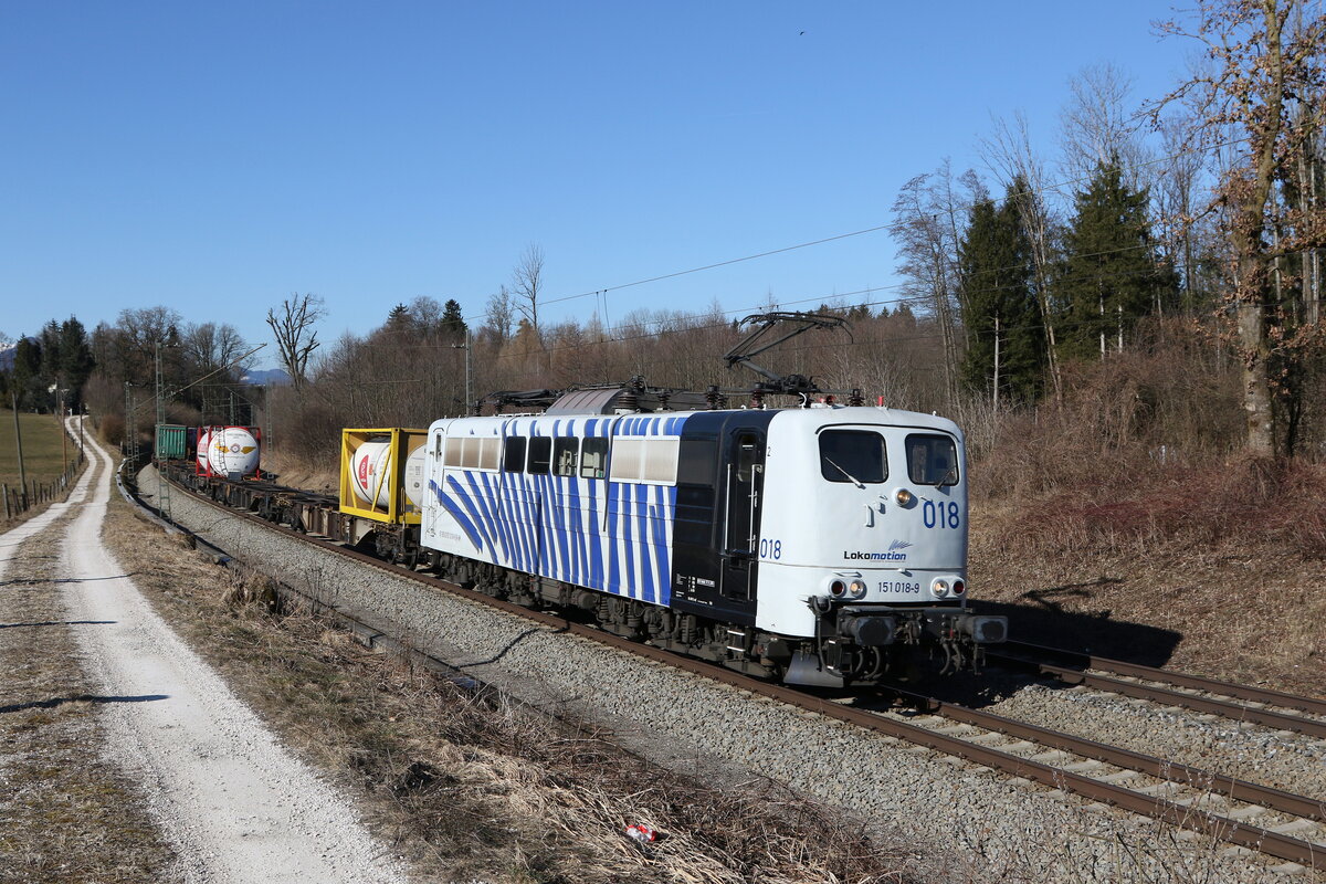 151 018 mit einem  KLV  aus München kommend am 10. März 2022 bei Grabenstätt im Chiemgau.