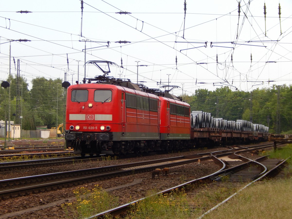 151 020-5 kam mit einer weiteren 151er und einem Coilzug durch Duisburg Entenfang in Richtung Düsseldorf gefahren.

Duisburg 15.05.2015