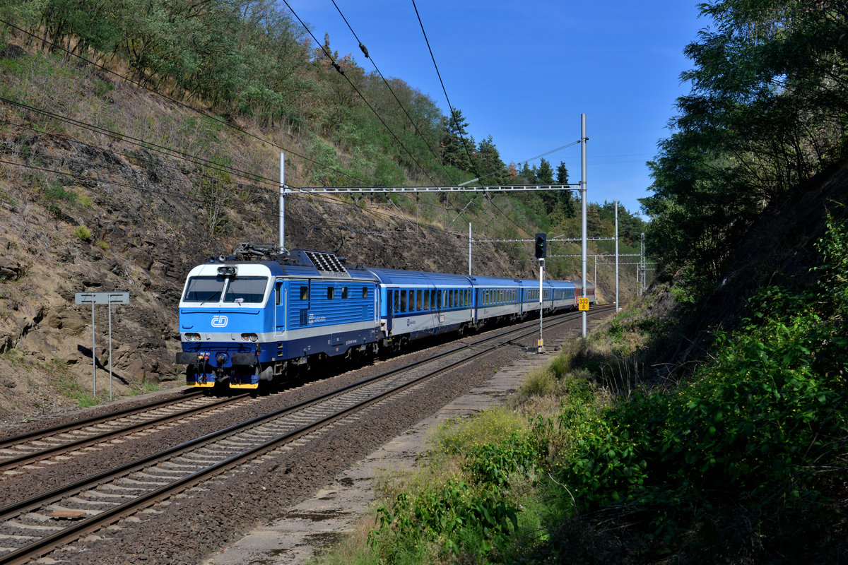 151 020 mit einem R am 26.08.2015 bei Tynec nad Labem. 