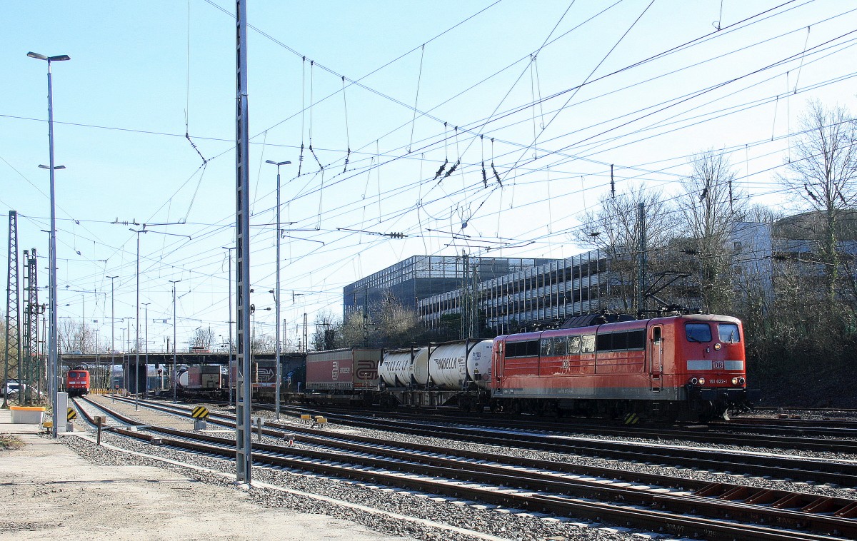 151 022-1 DB kommt aus Richtung Köln,Aachen-Hbf mit einem langen LKW-Zug aus Verona(I) nach Zeebrugge(B) und fährt in Aachen-West ein bei schönem Frühlingswetter am 9.3.2014. 