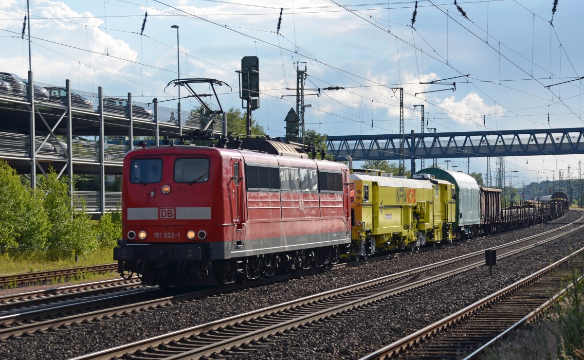 151 022 führte am Abend des 01.07.14 einen gemischten Güterzug durch Buchholz(Nordheide) Richtung Hamburg. Hinter der Zuglok war eine Stopfmaschine der schwedischen Bahnbaufirma Infra Nord eingereiht. 