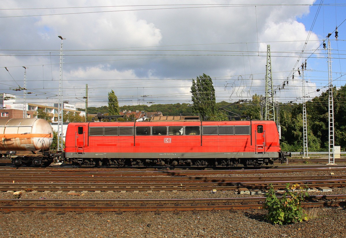 151 023-9 DB fährt mit einem Kurzen Kesselzug aus Antwerpen-BASF(B) nach Ludwigshafen-BASF(D)  bei der Ausfahrt aus Aachen-West und fährt in Richtung Aachen-Schanz,Aachen-Hbf,Aachen-Rothe-Erde,Stolberg-Hbf(Rheinland)Eschweiler-Hbf,Langerwehe,Düren,Merzenich,Buir,Horrem,Kerpen-Köln-Ehrenfeld,Köln-West,Köln-Süd. 
Aufgenommen vom Bahnsteig in Aachen-West.
Bei schönem Herbstwetter am Nachmittag vom 27.9.2015.