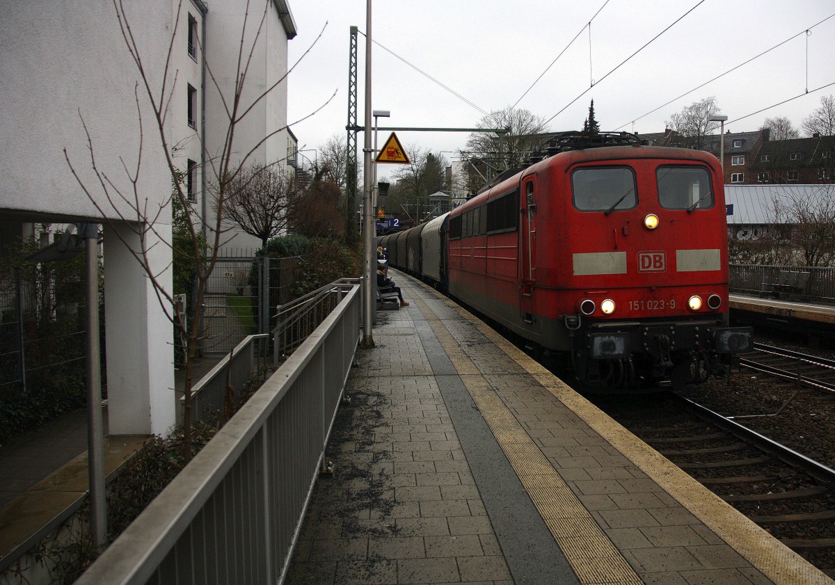 151 023-9 DB kommt aus Richtung Köln,Aachen-Hbf mit einem Kurzen Coilzug aus Linz-Voestalpine(A) nach Gent-Zeehaven(B) und fährt durch Aachen-Schanz in Richtung Aachen-West.
Bei Regenwolken am Nacmittag vom 10.2.2015.