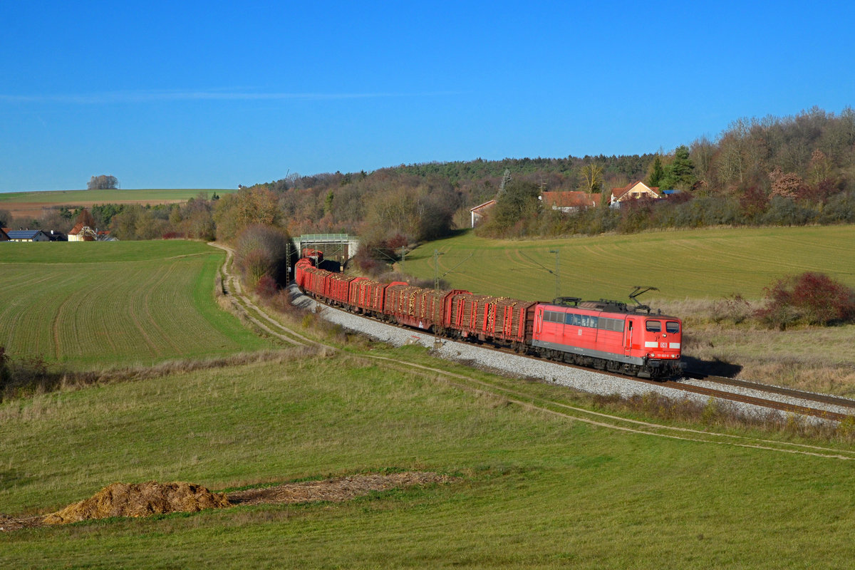 151 023 mit einem Holzzug am 16.11.2015 bei Edlhausen.