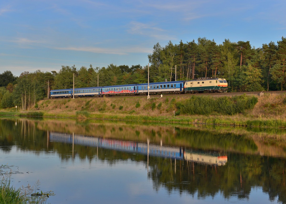 151 023 mit einem R am 26.08.2015 bei Tynec nad Labem. 