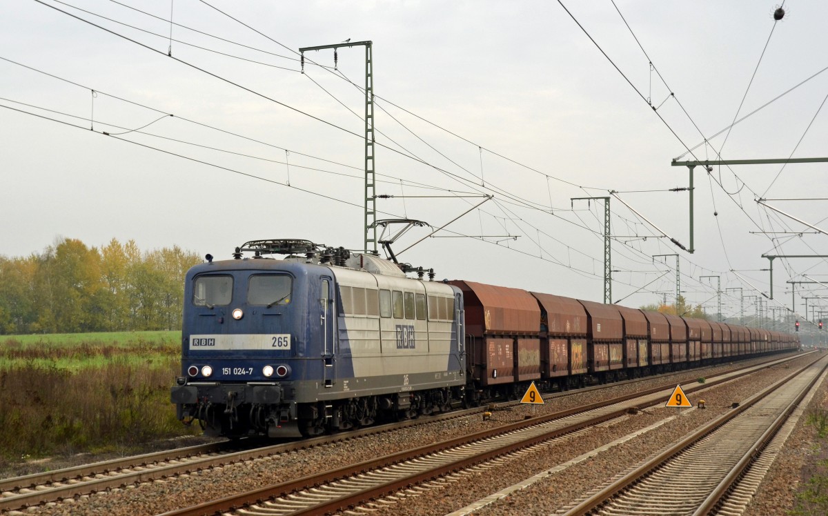 151 024 der RBH beförderte am 31.10.14 einen KOhlenzug durch Rodleben Richtung Magdeburg.