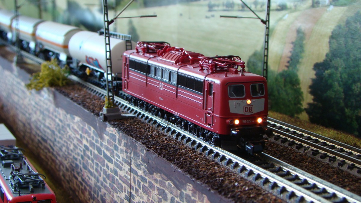 151 025-4 von Minitrix Epoche V, auf meiner Anlage, 02.08.2013