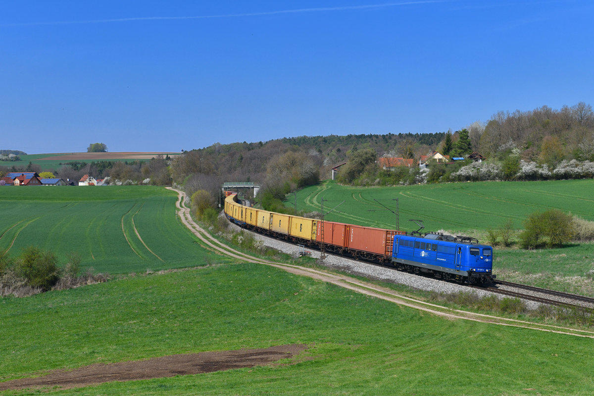 151 025 mit einem Containerzug am 18.04.2018 bei Edlhausen. 