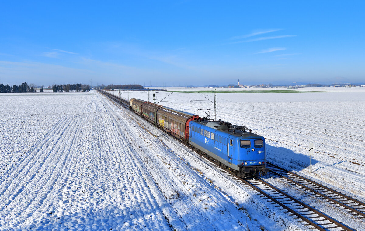 151 025 mit einer Übergabe am 10.12.2021 bei Stephansposching.