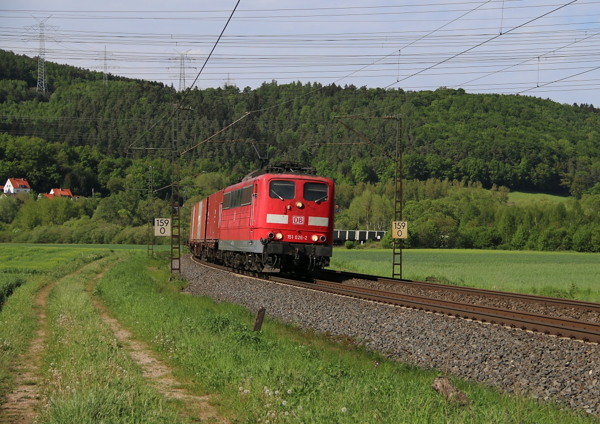 151 026-2 mit Containerzug in Fahrtrichtung Süden. Aufgenommen zwischen Mecklar und Ludwigsau-Friedlos am 13.05.2015.