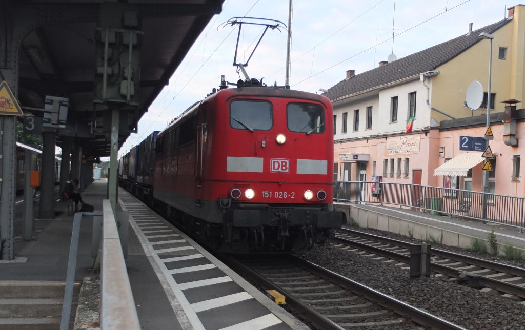 151 026-2 mit einem G�terzug am Abend des 21.09.2013 bei Bonn Mehlem auf der KBS 470.
