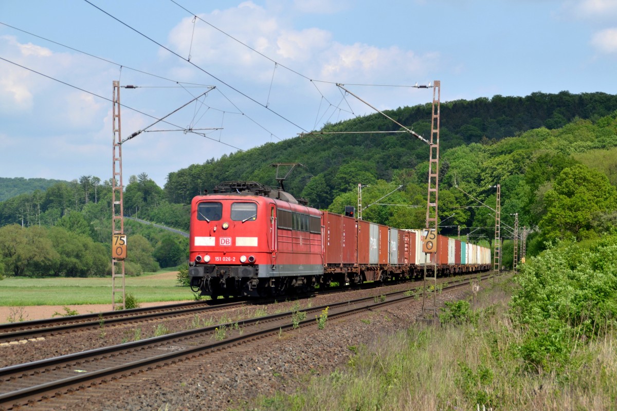 151 026 mit einem Containerzug am 25.05.2015 bei Einbeck-Salzderhelden
