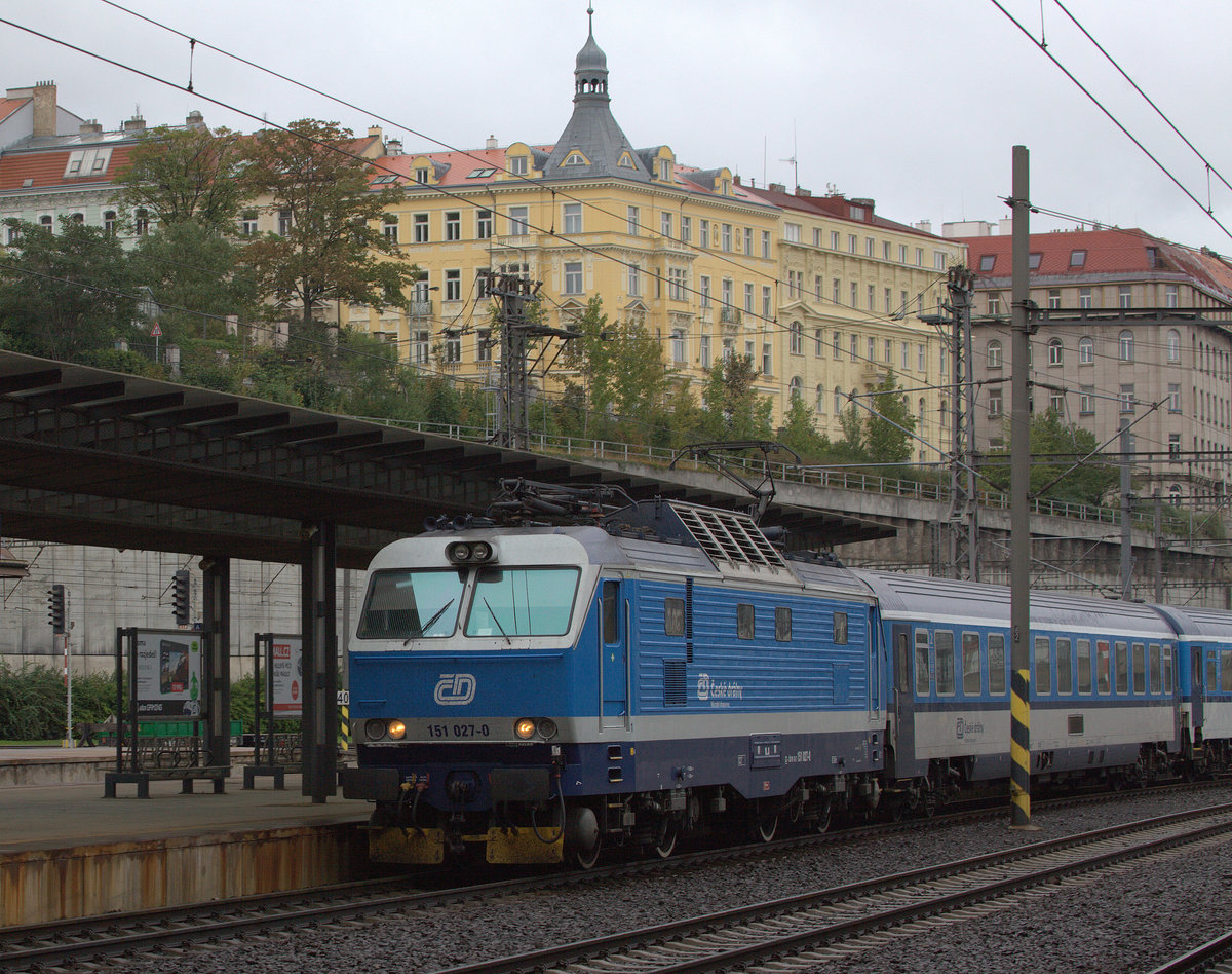 151 027-0 mit einem Schnellzug in Praha hln. eingefahren. 23.09.2018 14:09 Uhr.