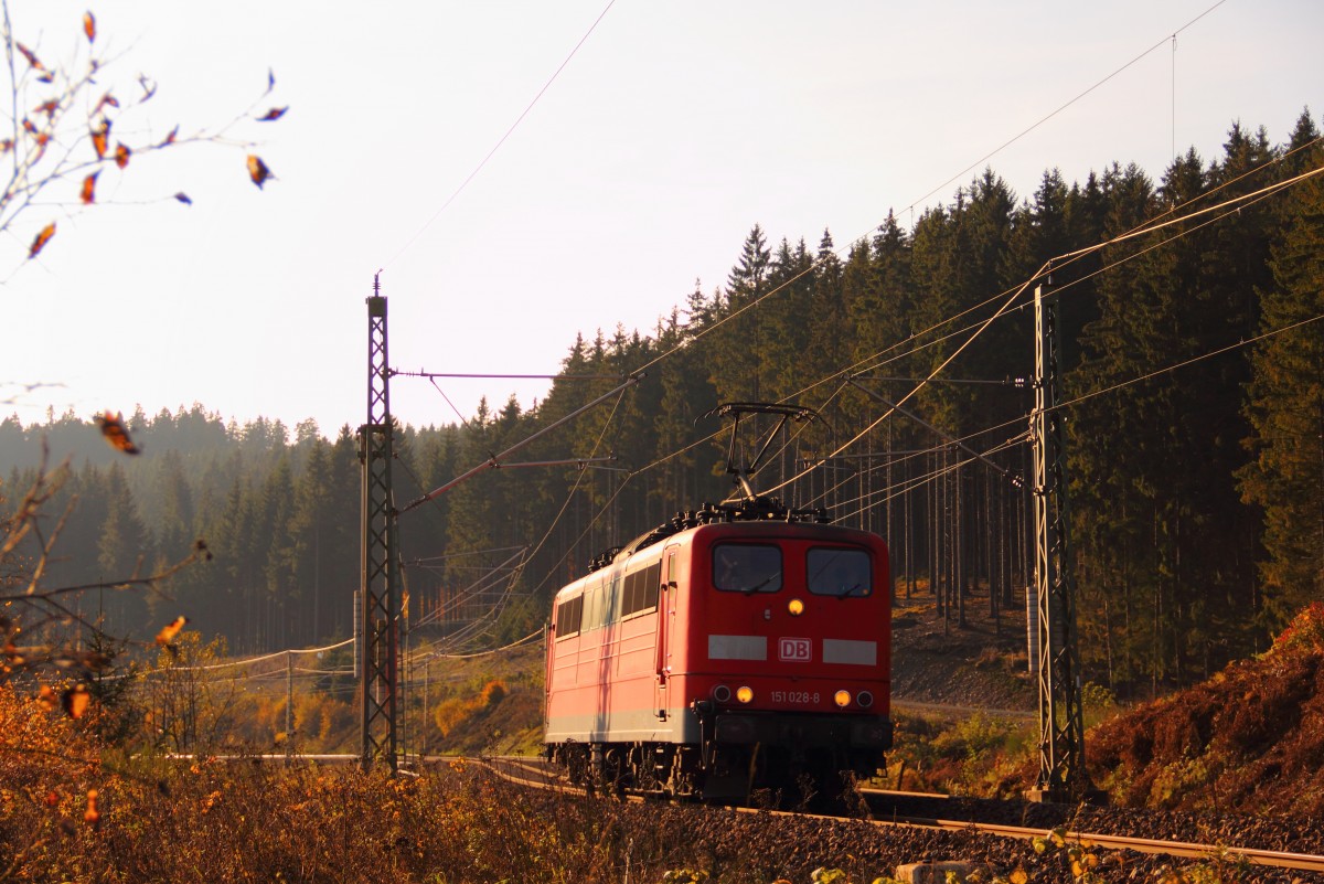151 028-8 DB Schenker im Frankenwald bei Steinbach am 03.11.2014.